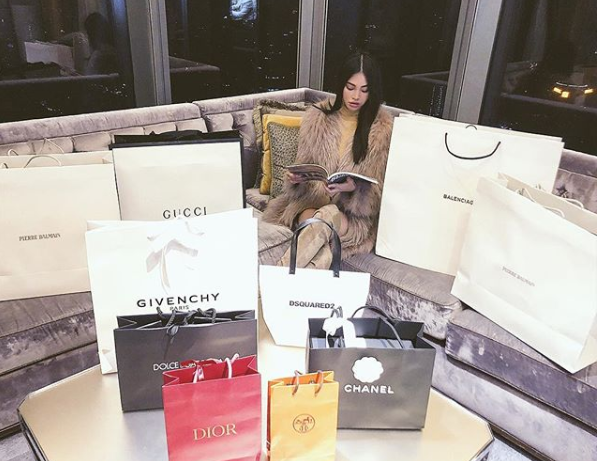 Những Hoa hậu chịu chơi của Vbiz: Mua hàng hiệu theo lố, đi du lịch sang chảnh ở khách sạn hàng chục triệu đồng/đêm