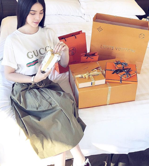 Những Hoa hậu chịu chơi của Vbiz: Mua hàng hiệu theo lố, đi du lịch sang chảnh ở khách sạn hàng chục triệu đồng/đêm