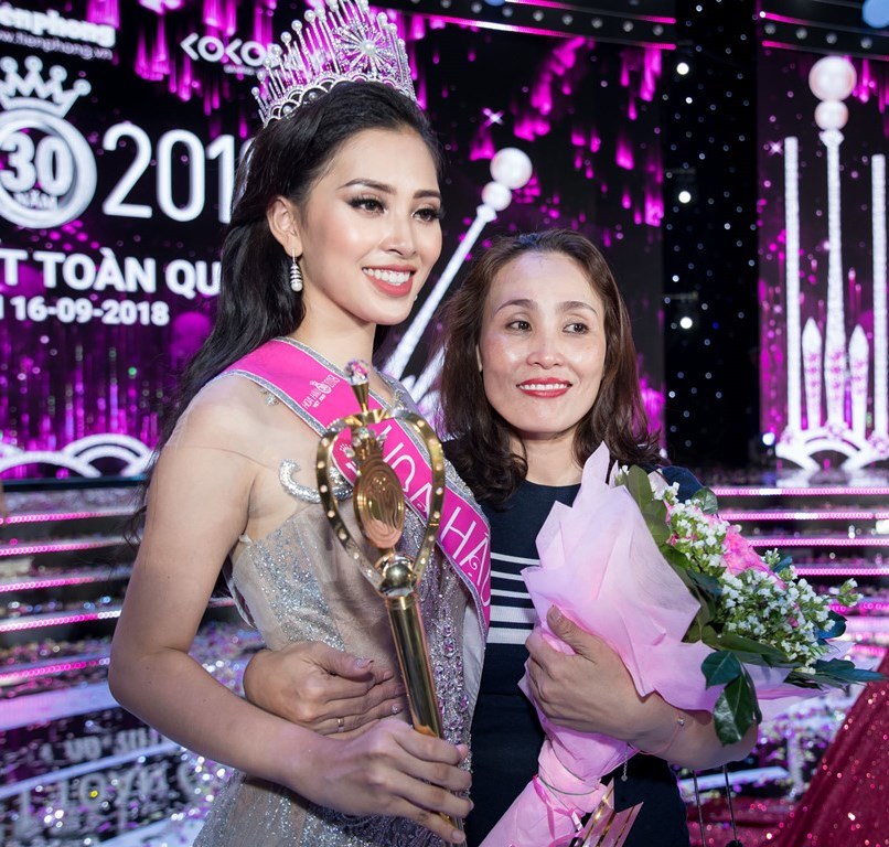 Nhan sắc đời thường của tân Hoa hậu 18 tuổi