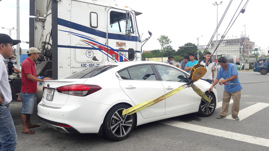 Giải cứu xe ôtô dính chặt vào xe đầu kéo sau va chạm