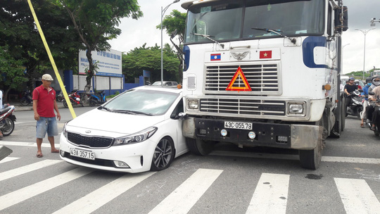 Giải cứu xe ôtô dính chặt vào xe đầu kéo sau va chạm