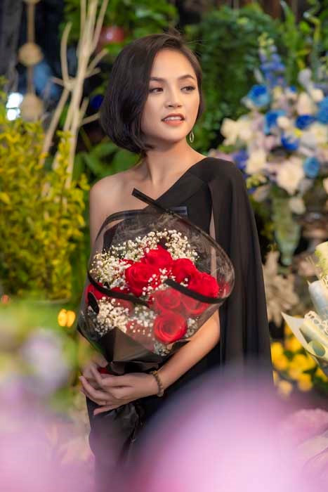 Bị tát liên tục, My sói vẫn tình tứ bên Cảnh soái ca Bị tát liên tục, My sói vẫn tình tứ bên Cảnh soái ca