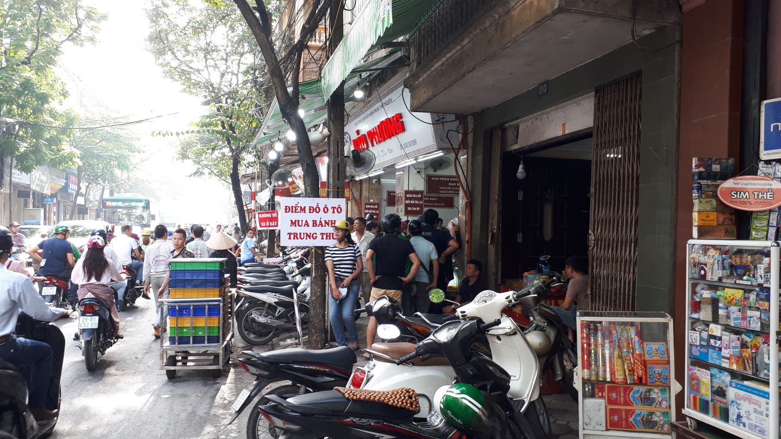 Vẫn cảnh xếp hàng mua bánh Trung thu truyền thống, nhưng chưa quá đông đúc