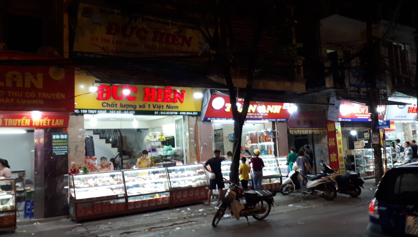 Vẫn cảnh xếp hàng mua bánh Trung thu truyền thống, nhưng chưa quá đông đúc