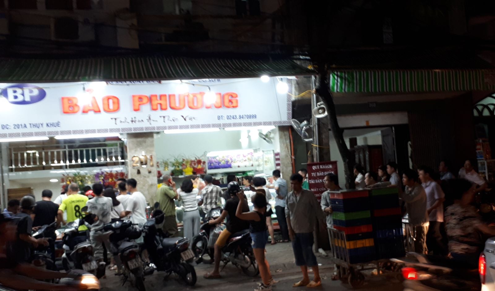 Vẫn cảnh xếp hàng mua bánh Trung thu truyền thống, nhưng chưa quá đông đúc