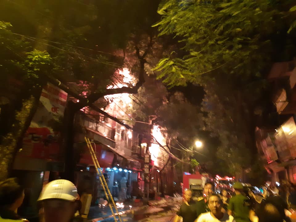 Lửa cháy lan 10 căn nhà ở Hà Nội, hàng trăm người dân phải sơ tán