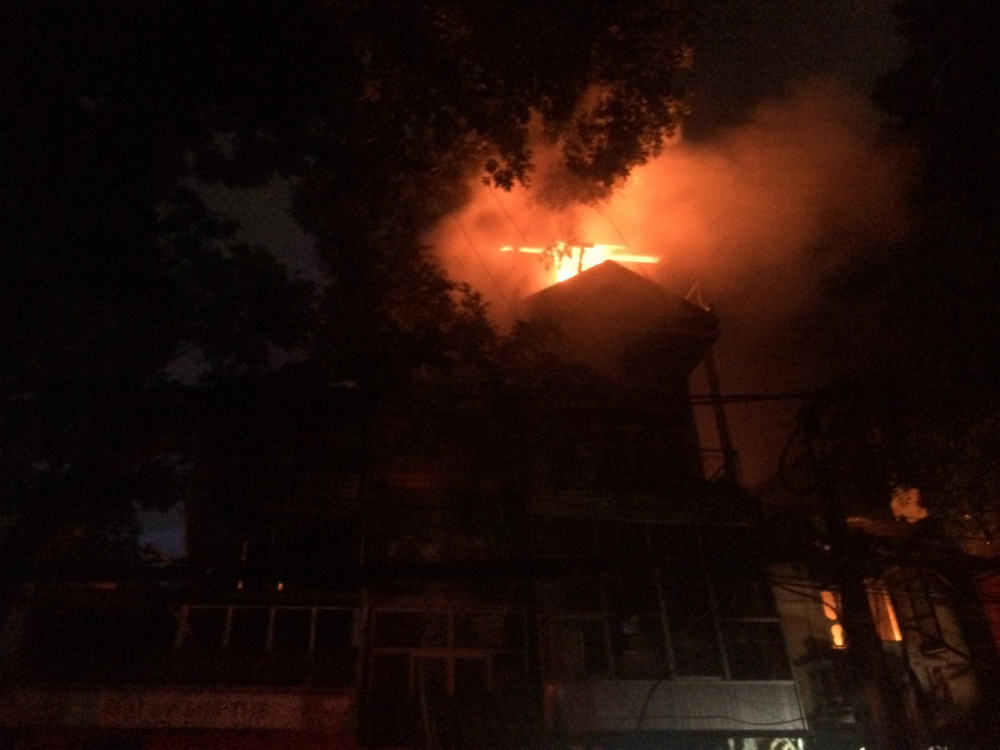 Lửa cháy lan 10 căn nhà ở Hà Nội, hàng trăm người dân phải sơ tán