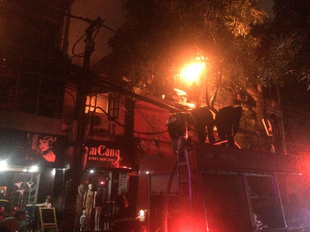 Lửa cháy lan 10 căn nhà ở Hà Nội, hàng trăm người dân phải sơ tán