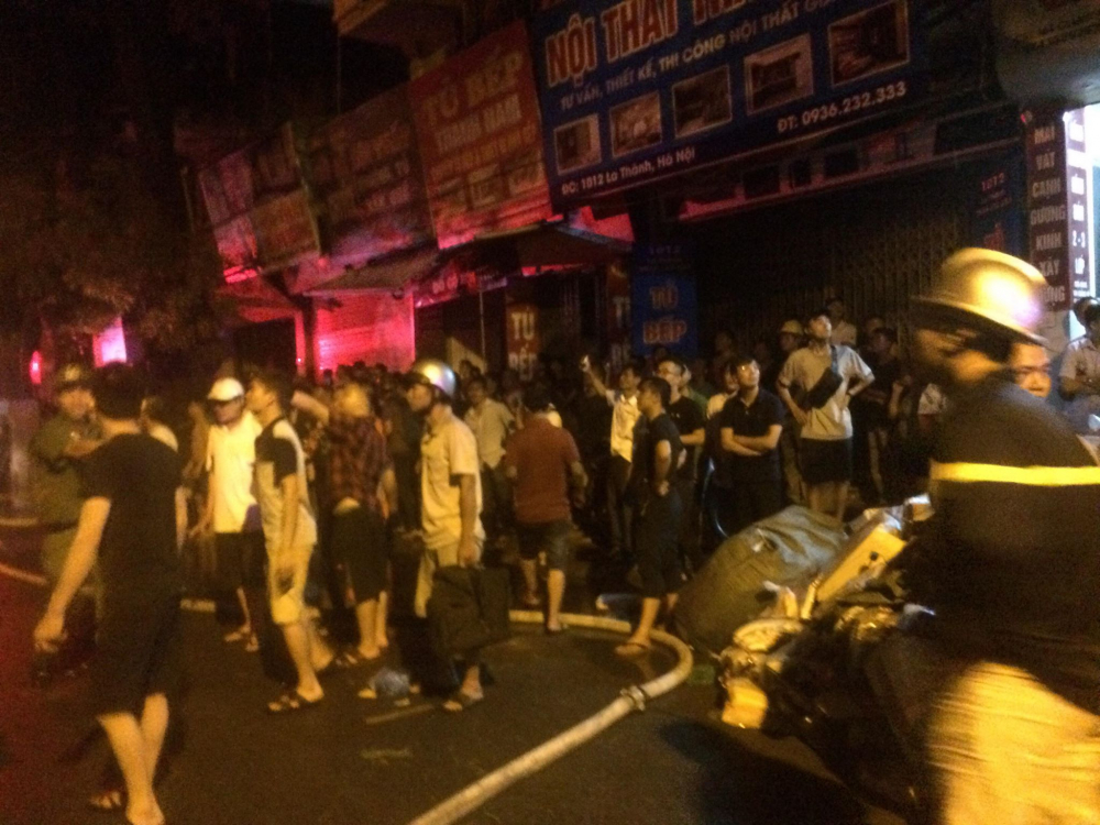 Lửa cháy lan 10 căn nhà ở Hà Nội, hàng trăm người dân phải sơ tán