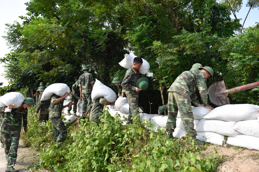 Phó Thủ tướng Trịnh Đình Dũng kiểm tra công tác chuẩn bị ứng phó bão số 6 tại tỉnh Quảng Ninh
