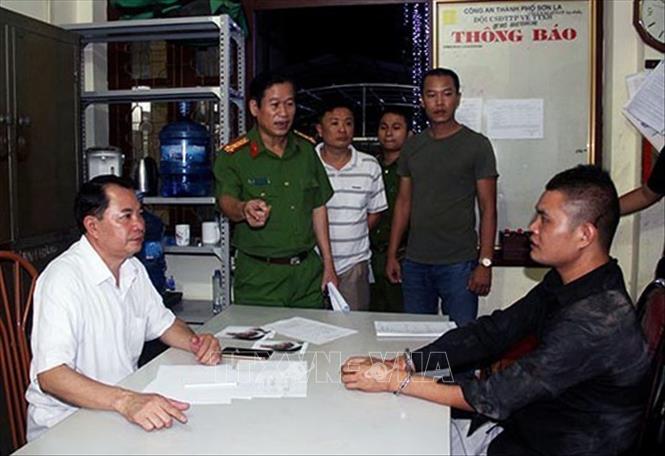 Đi ô tô đến cửa tiệm vàng, dùng dao và súng khống chế chủ tiệm để cướp