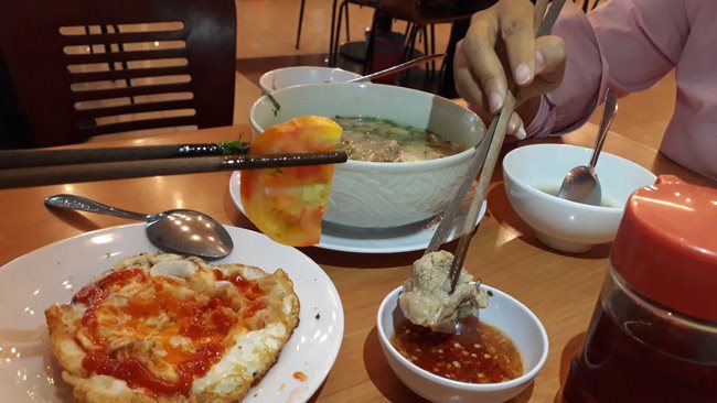 5 phép lịch sự trong mỗi bữa ăn bố mẹ cần dạy con khi còn nhỏ