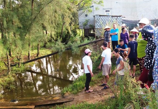 Người dân mang thi thể bé 17 tháng tuổi bị đuối nước lên UBND phường bắt đền