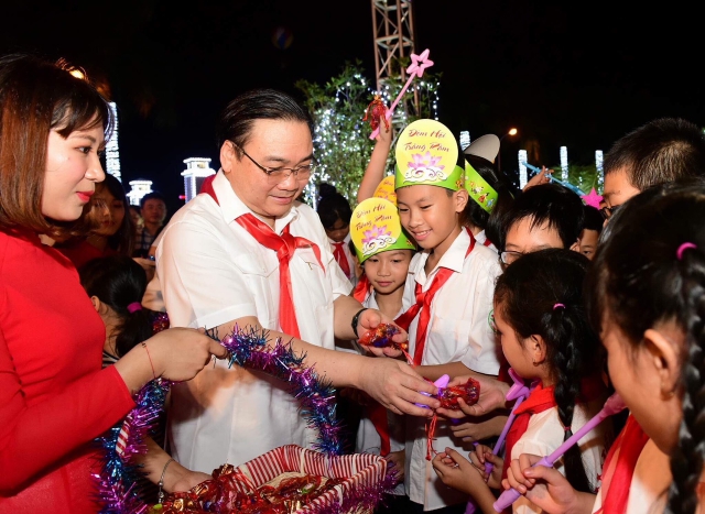 Chủ tịch Quốc hội chung vui Tết Trung thu với thiếu nhi Thủ đô