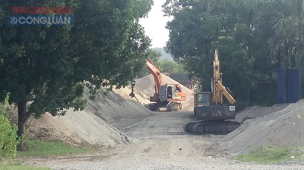 Đông Anh (Hà Nội): Hàng loạt bãi cát lậu vẫn ngang nhiên hoạt động