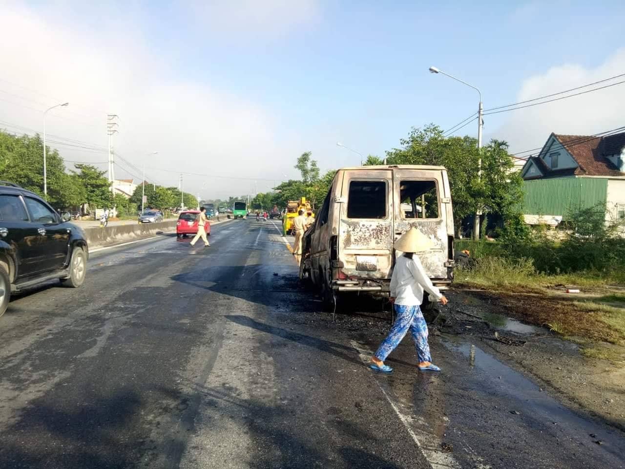 Xe khách bất ngờ cháy trơ khung sau hồi lâu đâm vào giải phân cách cứng