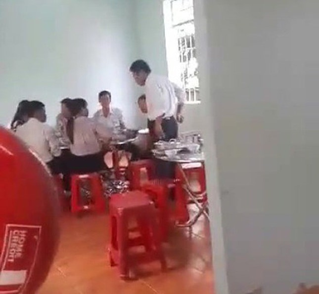 Kỷ luật Bí thư, Chủ tịch xã uống bia tại cơ quan trong giờ hành chính