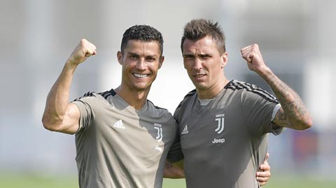 Sau màn đổ lệ, Ronaldo đã rạng rỡ trở lại ở buổi tập mới nhất Sau màn đổ lệ, Ronaldo đã rạng rỡ trở lại ở buổi tập mới nhất