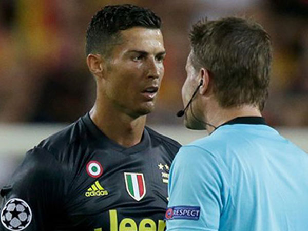 Huyền thoại trong giới HLV tin trọng tài đuổi Ronaldo bị ảo giác Huyền thoại trong giới HLV tin trọng tài đuổi Ronaldo bị ảo giác