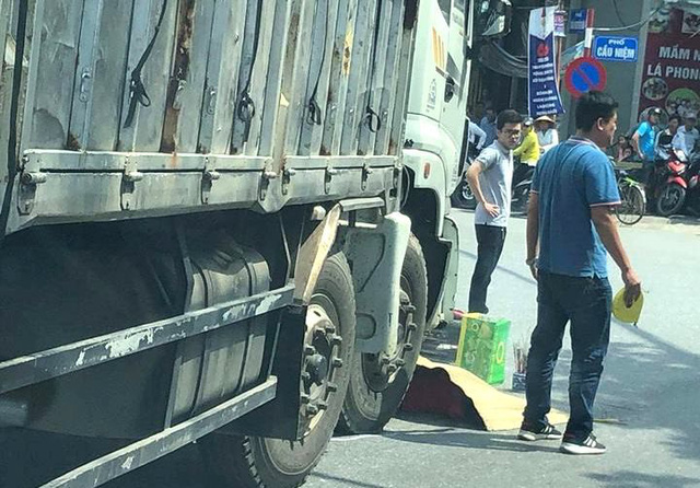Va chạm với xe tải, nữ sinh viên trường y chết thảm