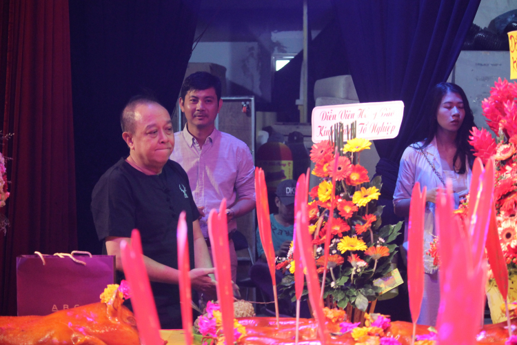 Nghệ sĩ Việt đến tham dự lễ giỗ Tổ ngành Sân khấu