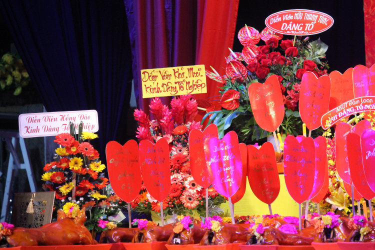 Nghệ sĩ Việt đến tham dự lễ giỗ Tổ ngành Sân khấu