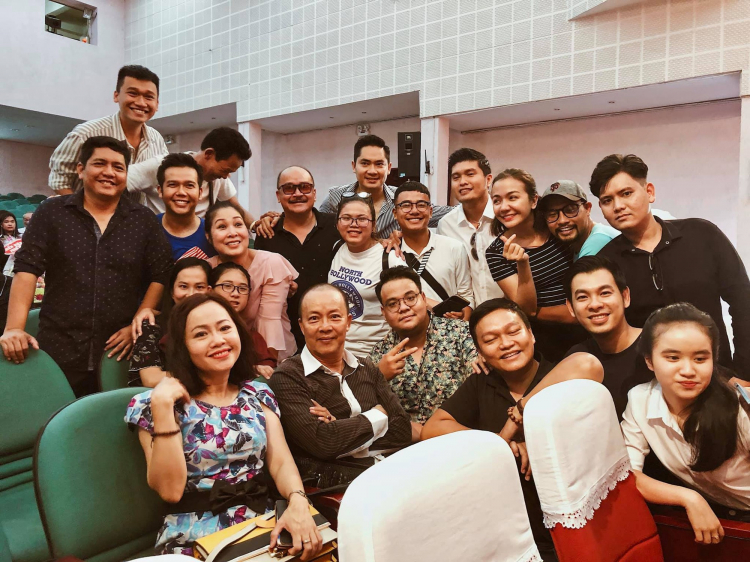 Mai Phương đi giỗ Tổ nghề cùng đồng nghiệp