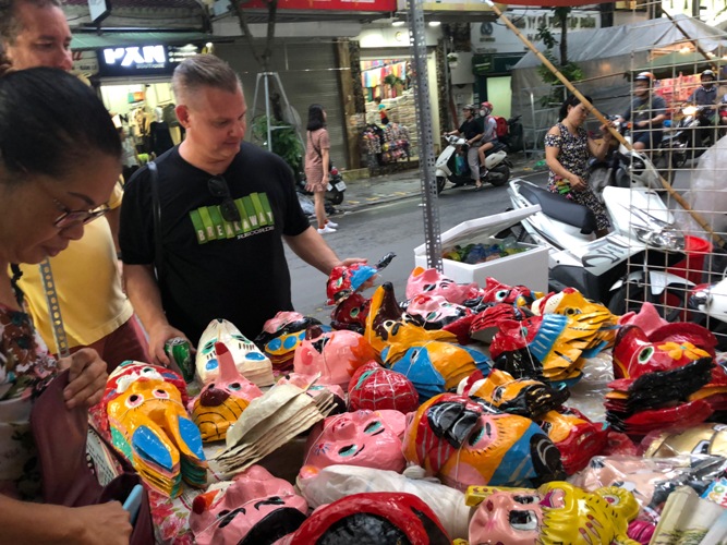 Hồn dân tộc trong những mặt nạ giấy bồi