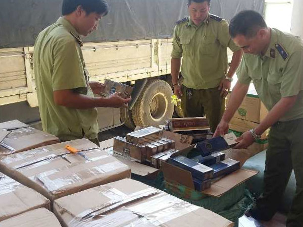 Lô hàng lậu giá trị hàng trăm triệu đồng trên xe tải bị bắt giữ