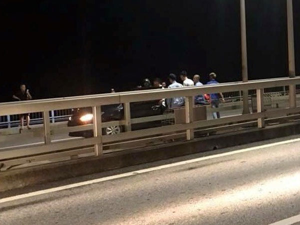 Hi hữu: Nam thanh niên thoát chết khi nhảy cầu Bãi Cháy tự tử