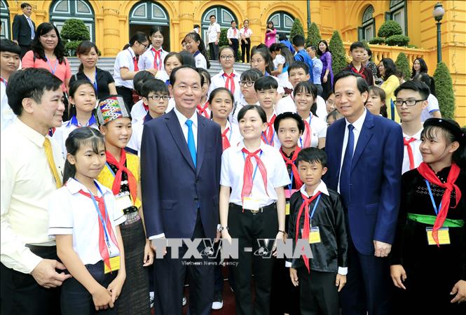 Tình cảm ấm áp của Chủ tịch nước Trần Đại Quang với các cháu thiếu niên, nhi đồng