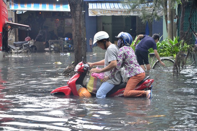 Giải cứu ngập đường Kinh Dương Vương tại TP. HCM bằng máy bơm: Nhà thầu phản ánh nhiều vấn đề không minh bạch Giải cứu ngập đường Kinh Dương Vương tại TP. HCM bằng máy bơm: Nhà thầu phản ánh nhiều vấn đề không minh bạch