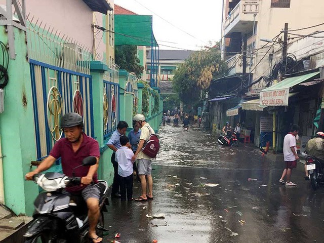 Giải cứu ngập đường Kinh Dương Vương tại TP. HCM bằng máy bơm: Nhà thầu phản ánh nhiều vấn đề không minh bạch Giải cứu ngập đường Kinh Dương Vương tại TP. HCM bằng máy bơm: Nhà thầu phản ánh nhiều vấn đề không minh bạch