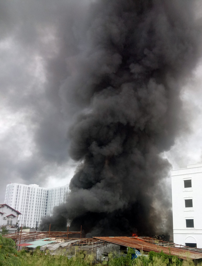 Lửa thiêu rụi xưởng sản xuất chổi lau nhà ở quận 12