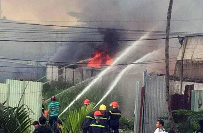 Lửa thiêu rụi xưởng sản xuất chổi lau nhà ở quận 12