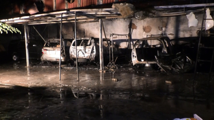 Đà Nẵng: Gara bốc cháy trong đêm, nhiều ô tô bị thiêu rụi