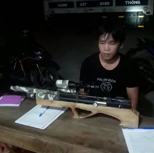 Mang súng hơi tự chế ra đường