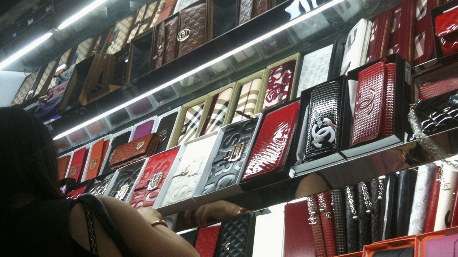 Hàng fake lên ngôi trong chiến tranh thương mại Mỹ -Trung