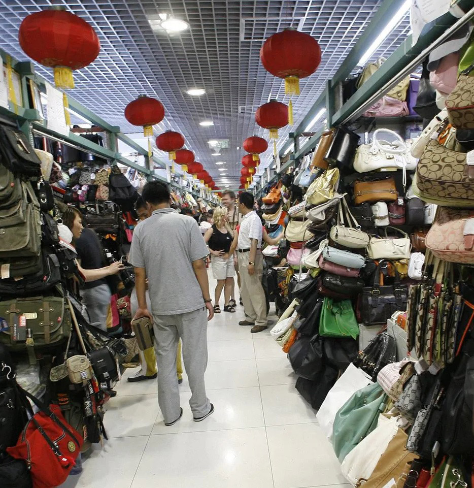 Hàng fake lên ngôi trong chiến tranh thương mại Mỹ -Trung