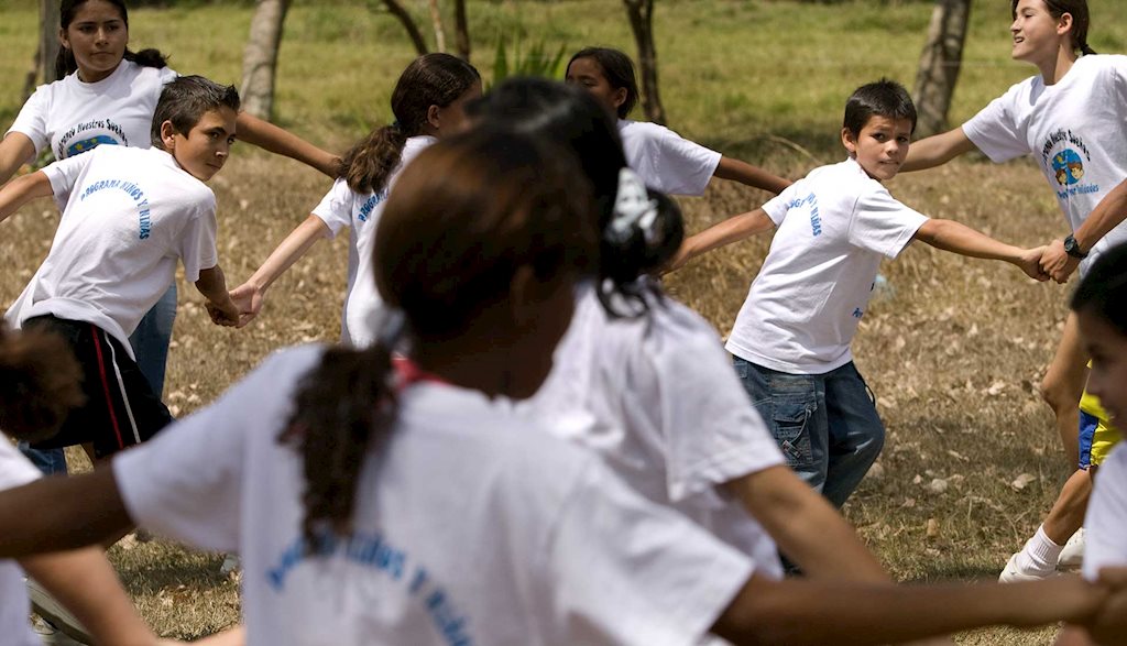 Dắt con đi từ thiện, mẹ trẻ tinh tế dạy con về lòng nhân ái