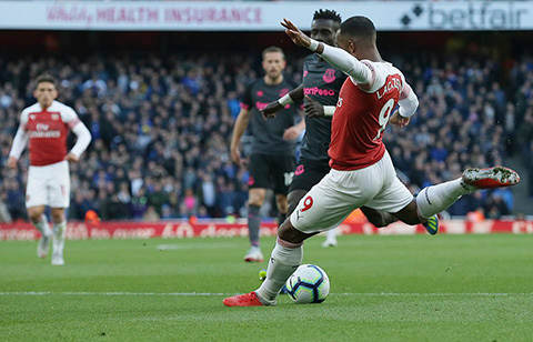 Arsenal 2-0 Everton: Pháo thủ vượt mặt M.U trên BXH