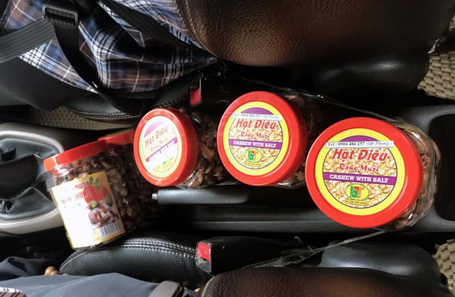 Bánh trung thu 3 triệu đồng để ngắm, anh taxi bán hạt điều kiếm nghìn USD