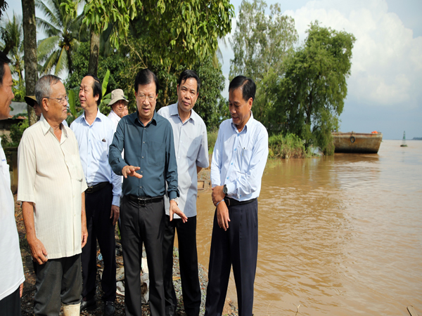Phó Thủ tướng Trịnh Đình Dũng thị sát phòng chống lũ ở Đồng bằng sông Cửu Long