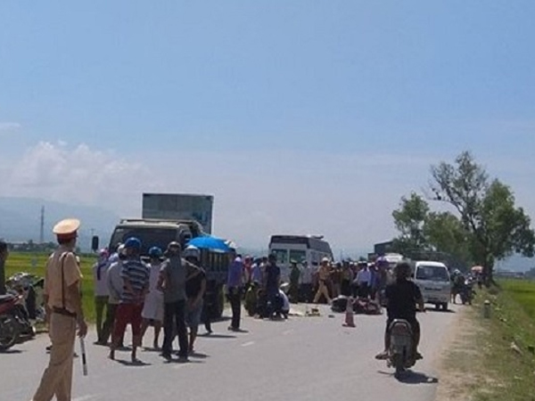 Điện Biên: Xe máy đâm vào ôtô ngược chiều, 4 người thương vong