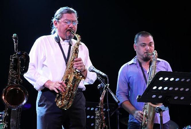 Cha con nghệ sĩ Quyền Văn Minh cùng hòa tấu với nghệ sĩ tên tuổi nhạc Jazz Bỉ