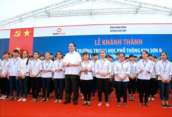 Xúc động hình ảnh Chủ tịch nước Trần Đại Quang ở ngôi trường cũ