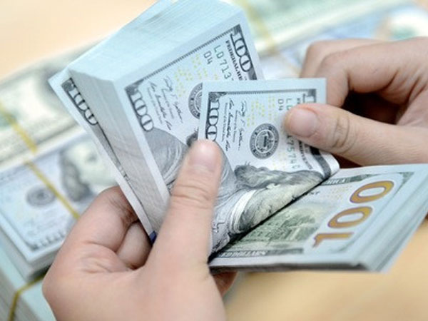 Sáng đầu tuần, tỷ giá trung tâm giảm, giá đồng USD tăng