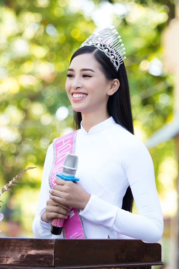 Hoa hậu Trần Tiểu Vy giản dị, dịu dàng trong ngày trở về trường