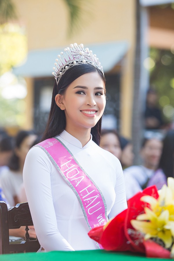 Hoa hậu Trần Tiểu Vy giản dị, dịu dàng trong ngày trở về trường Hoa hậu Trần Tiểu Vy giản dị, dịu dàng trong ngày trở về trường