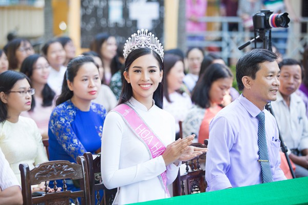 Hoa hậu Trần Tiểu Vy giản dị, dịu dàng trong ngày trở về trường Hoa hậu Trần Tiểu Vy giản dị, dịu dàng trong ngày trở về trường